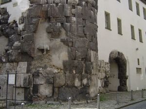 Eine seitliche Ansicht der Porta Prätoria