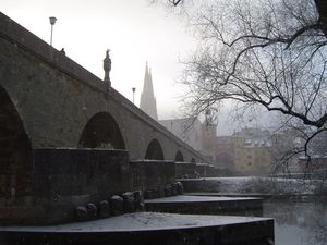 Ein Blick von unten entlang der Steinernen Brücke bei leichtem Nebel