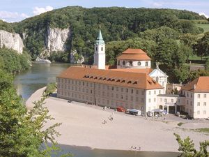 Eine Ansicht des Klosters Weltenburg bei schönem Wetter