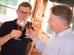Eichofeners Brauereichef Michael Schönharting bei der Verkostung eines Bieres mit einem Gast