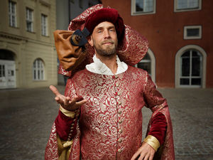 Reicher, selbstbewusster Regensburger Kaufmann aus dem Mittelalter auf dem Haidplatz